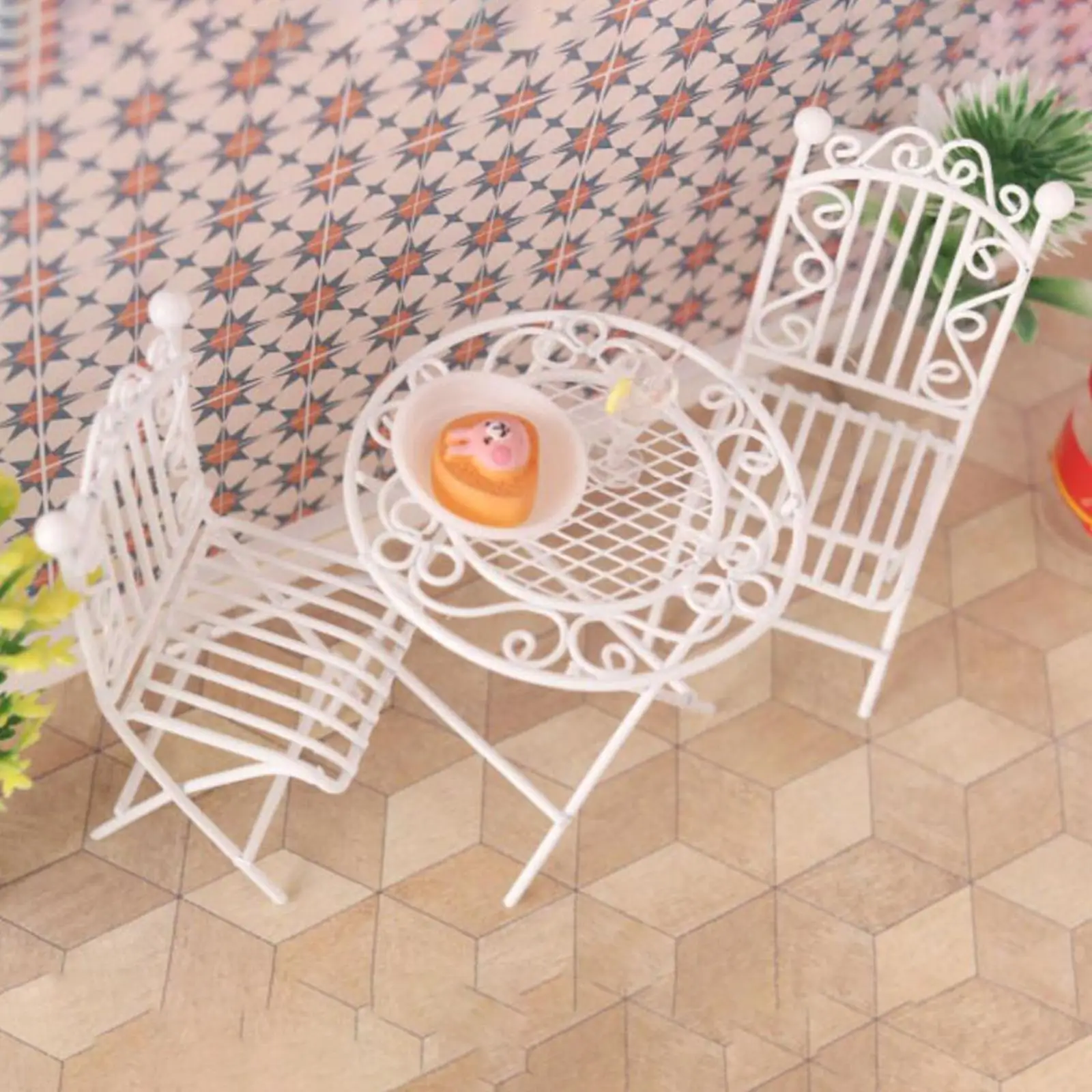 

Миниатюрный набор стола и стульев 1/12 в европейском стиле с очаровательными деталями, имитация мебели с 2 стульями для ландшафтного дизайна в миниатюрах