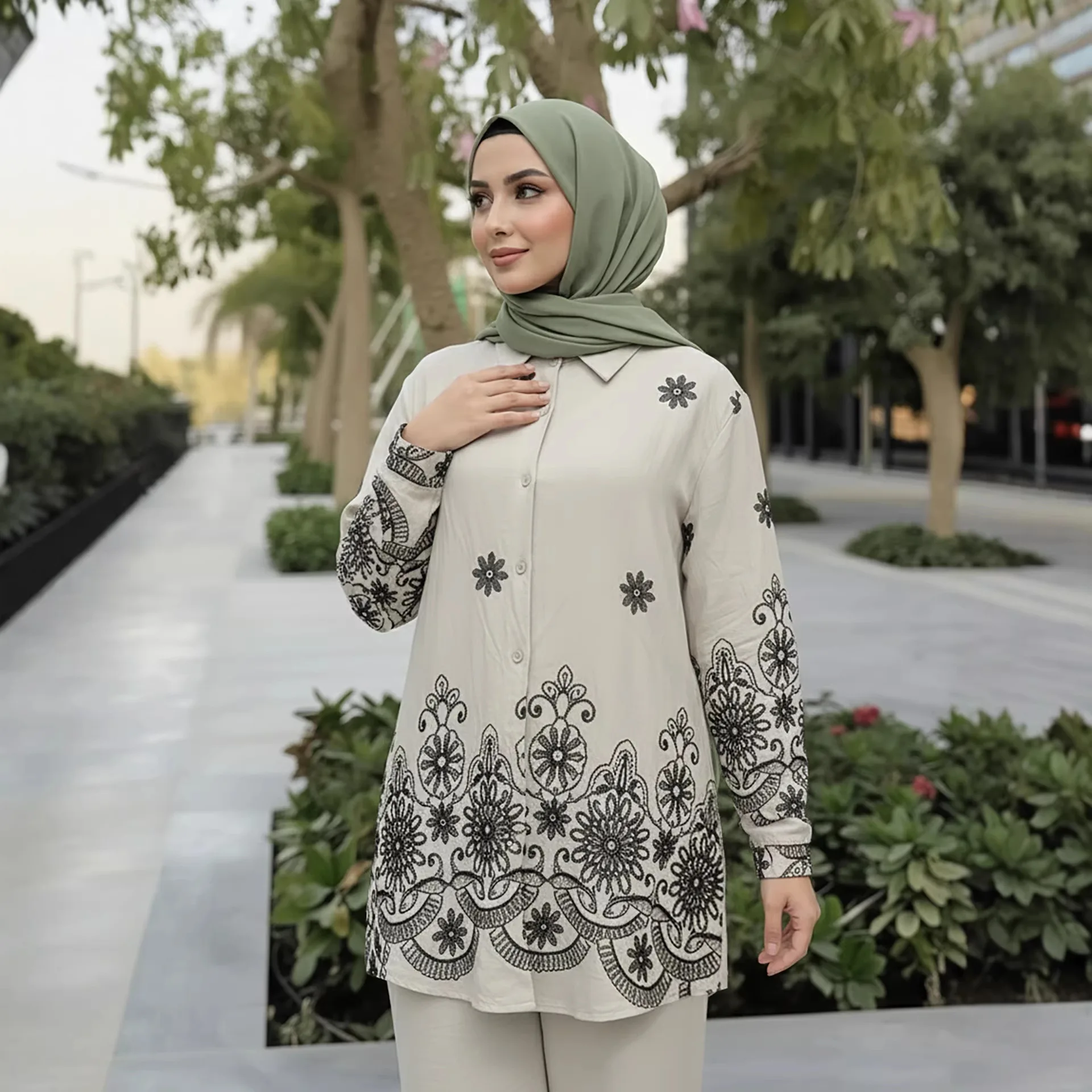 

Мусульманский женский костюм-двойка: вышитый топ средней длины и брюки прямого кроя. Скромная одежда для Рамадана. Исламский костюм в стиле Дубай/Турция.