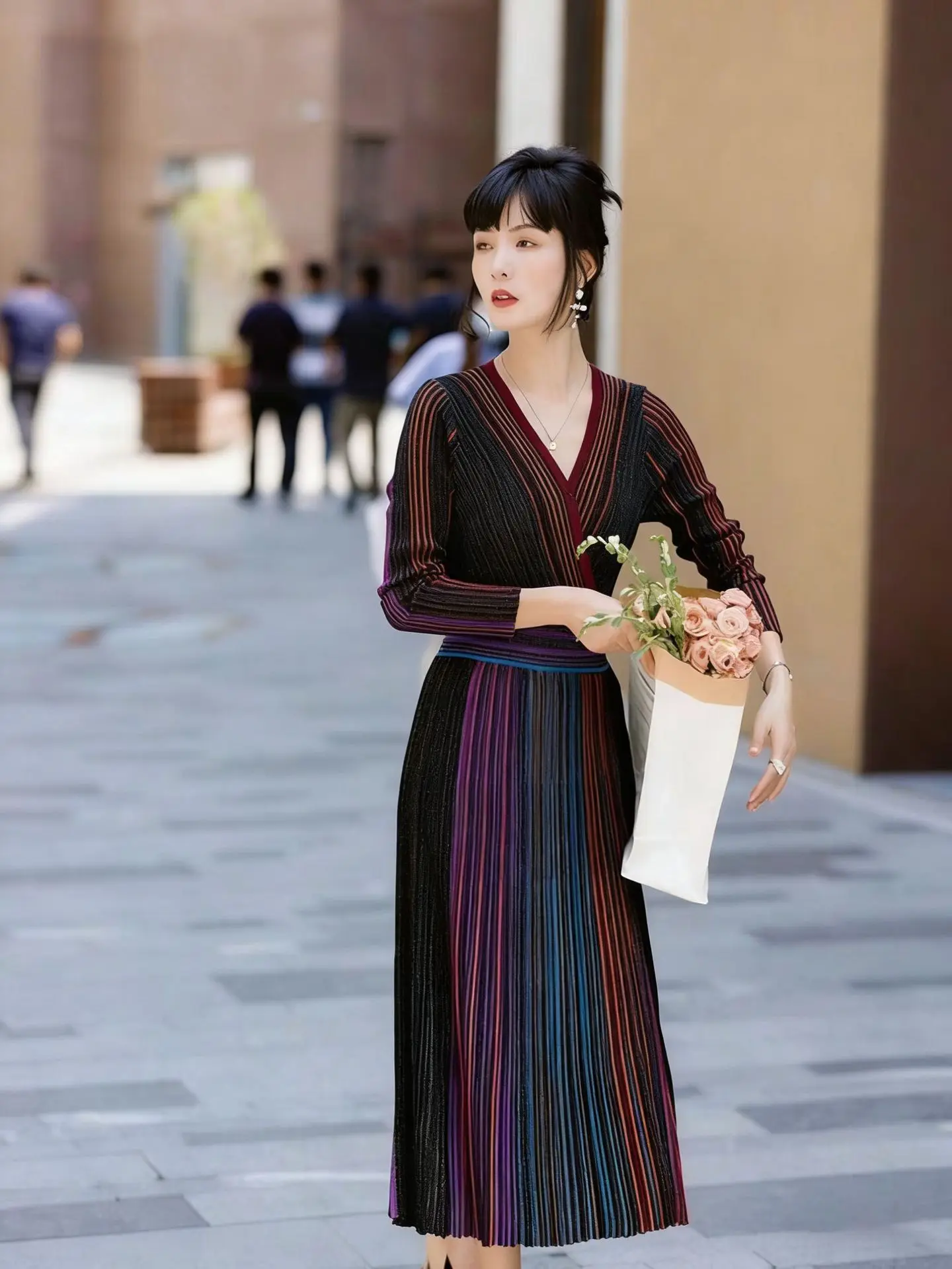 Pastellfarbenes Regenbogen-Gestreiftes Geripptes Strickkleid mit Überschnitt-V-Ausschnitt und Langen Ärmeln, Midi-Kleid, Weiches Wickelkleid, Romantisch-Chic, Trendig für Alltag und Dates 2026 – Detail 4