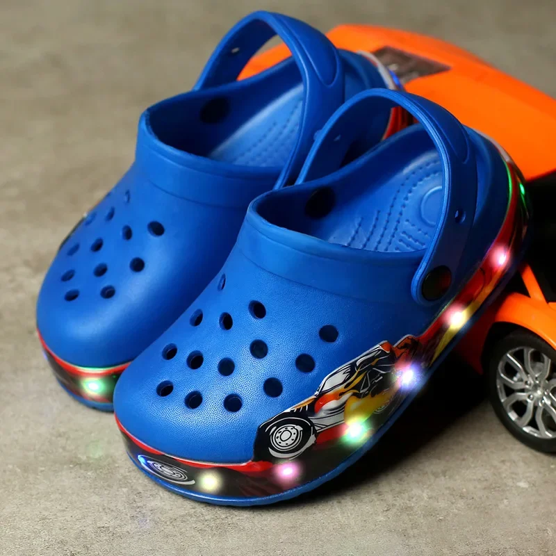 In magazzino LED sandali estivi Cartoon Car Hole Shoes bagno sandali per bambini scarpe da spiaggia EVA un regalo per un bambino sandali Cool