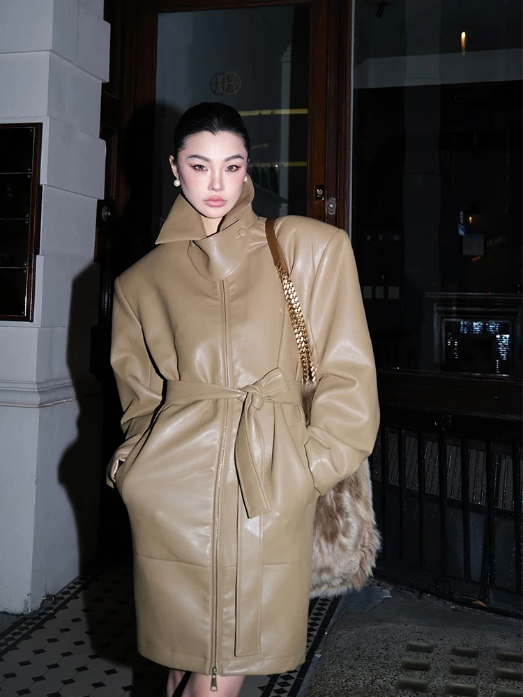 เสื้อโค้ทหนัง PU คอตั้งสไตล์เรโทรสำหรับผู้หญิง ฤดูใบไม้ร่วง ฤดูหนาว รุ่นใหม่ ดีไซน์หรูหรา สไตล์ผู้หญิง พร้อมเข็มขัด ความยาวปานกลาง ปิดด้วยซิป