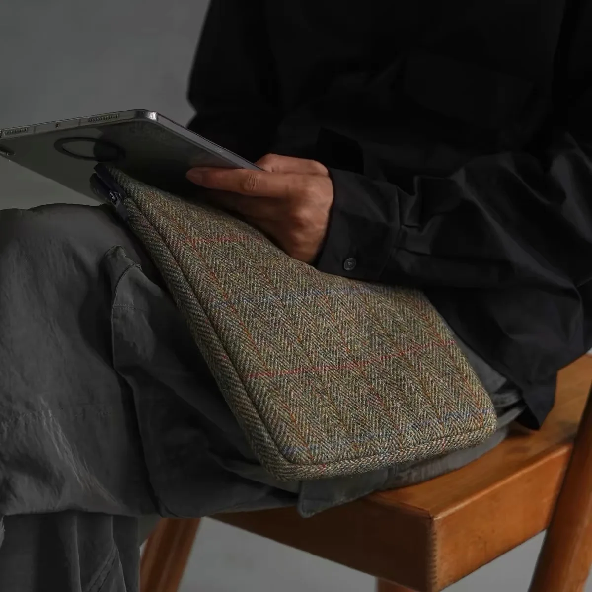 Suitable for the inner case of Macbook laptops. Lightweight and shock-absorbing. Wool tweed protective cover.