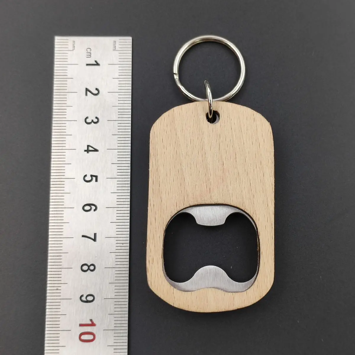 Personalisierter Flaschenöffner aus Edelstahl in Flaschenform mit Holz-Metall-Kappe, Flaschenöffner als Auto- und Taschen-Schlüsselanhänger, Individuell Anpassbar – Detail 5