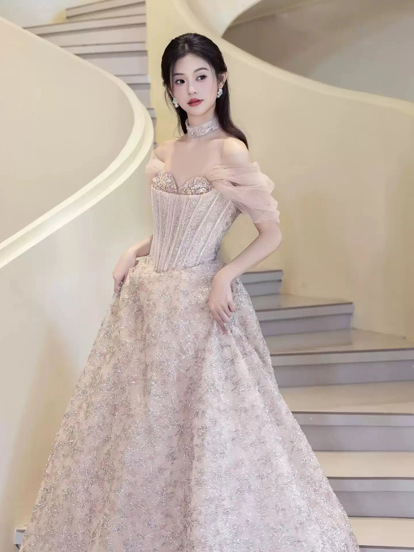 فستان سهرة لافتة للنظر ترتر لامع مزين بالزهور قبالة الكتف فساتين حفلات عالية الخصر