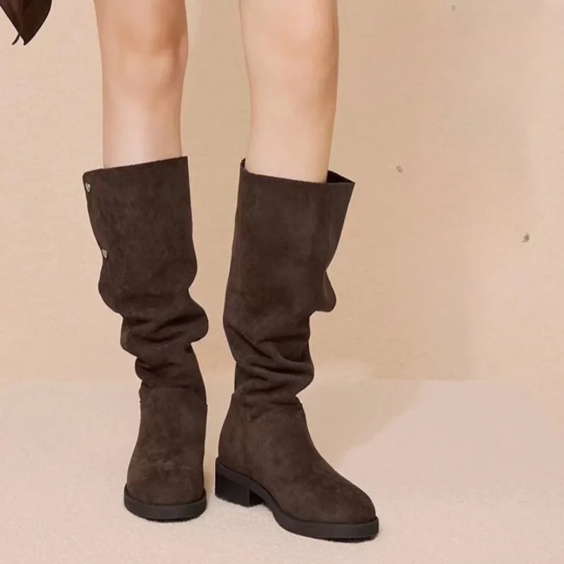 2025 جولة تو ميد الكعوب موضة المرأة أحذية طويلة حجم كبير المسامير المعدنية الغربية زر نموذج ارتداء الفخذ عالية النساء الأحذية #3