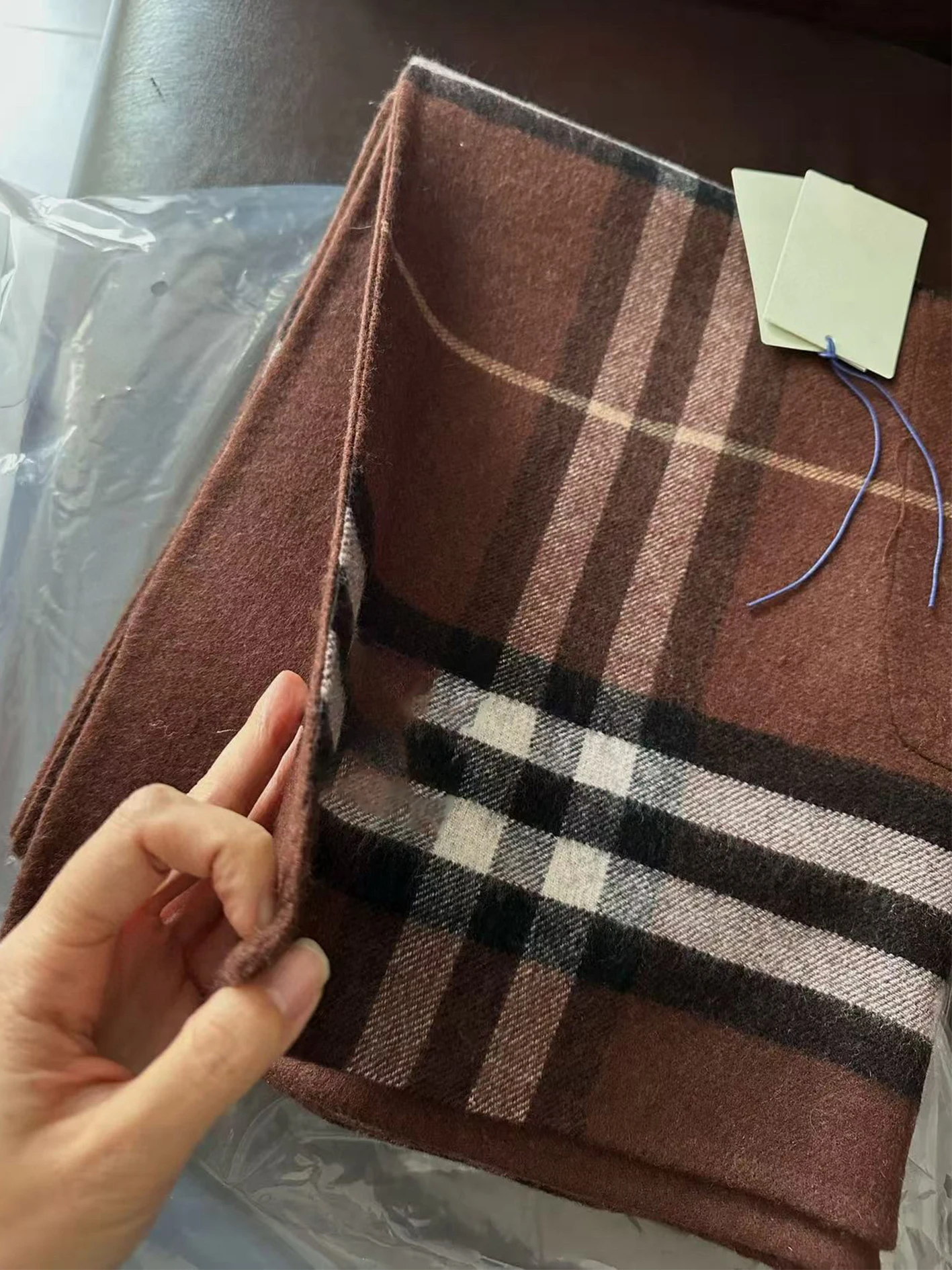 Wendeschöner karierter Wollumhang, Kapuzenschal, Damen-Luxus, warmer Winterschal, Geschenk, Ritter, B-Wappen, Zaubererhut, kariert, braun