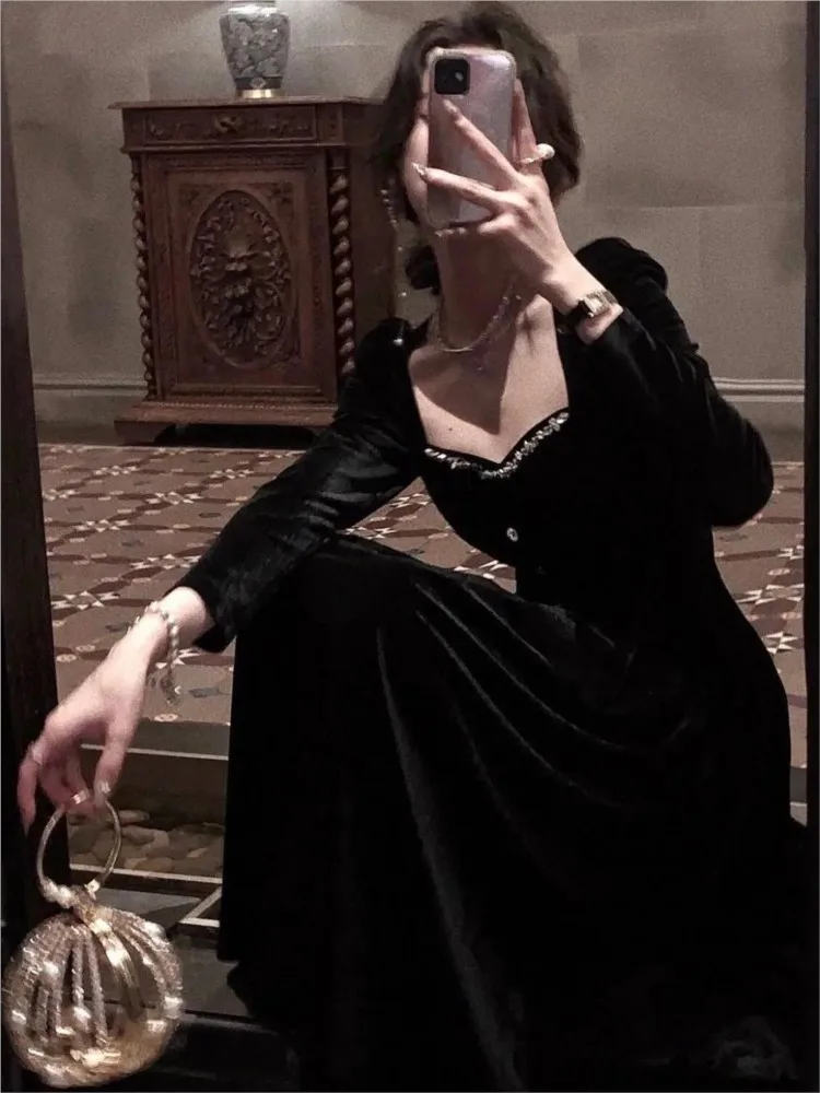 ชุดเดรสกำมะหยี่สีดำสไตล์เฮปเบิร์นประดับเพชรที่เอว