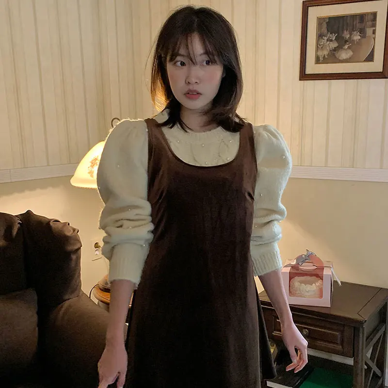 Elegancki sweter damski w stylu vintage, okrągły, dziergany, długi rękaw, modny design, zdobiony cekinami i wzorem lnianym.