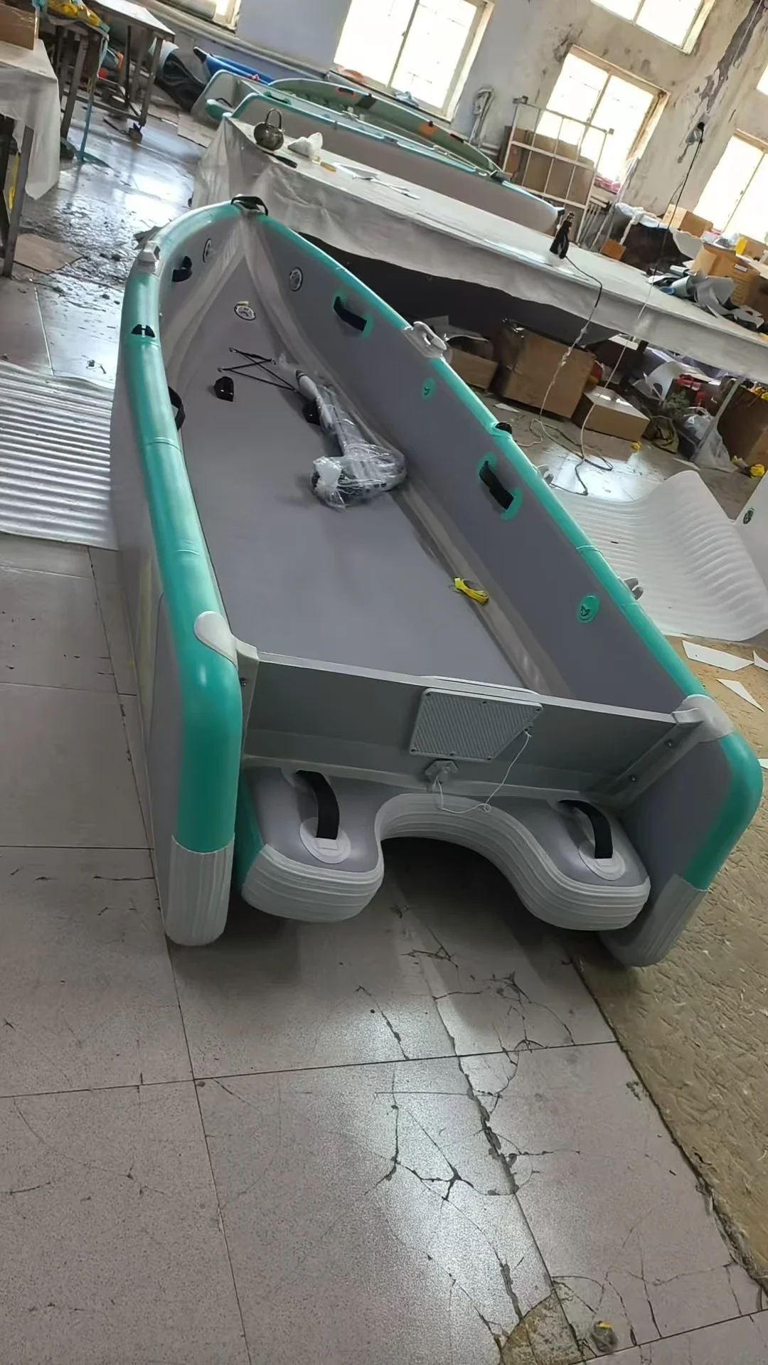 All-terrain competitive wire-bottom inflatable fishing boat with double rod holders, hard bottom for impact resistance, ergonomi