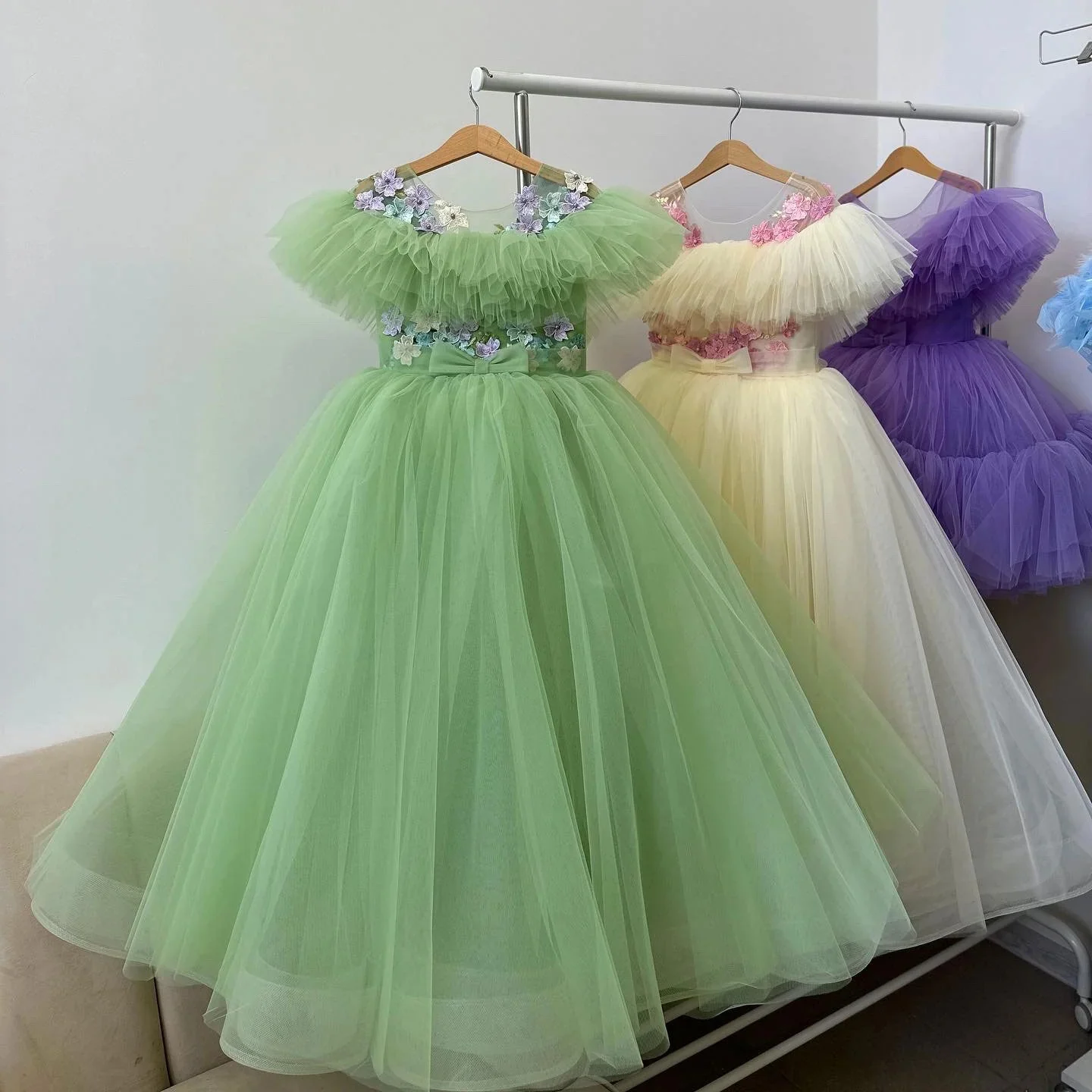 Tulle ดอกไม้สาวชุด Appliqued Ruffles สาว Gowns ชุดวันเกิดสําหรับงานแต่งงาน