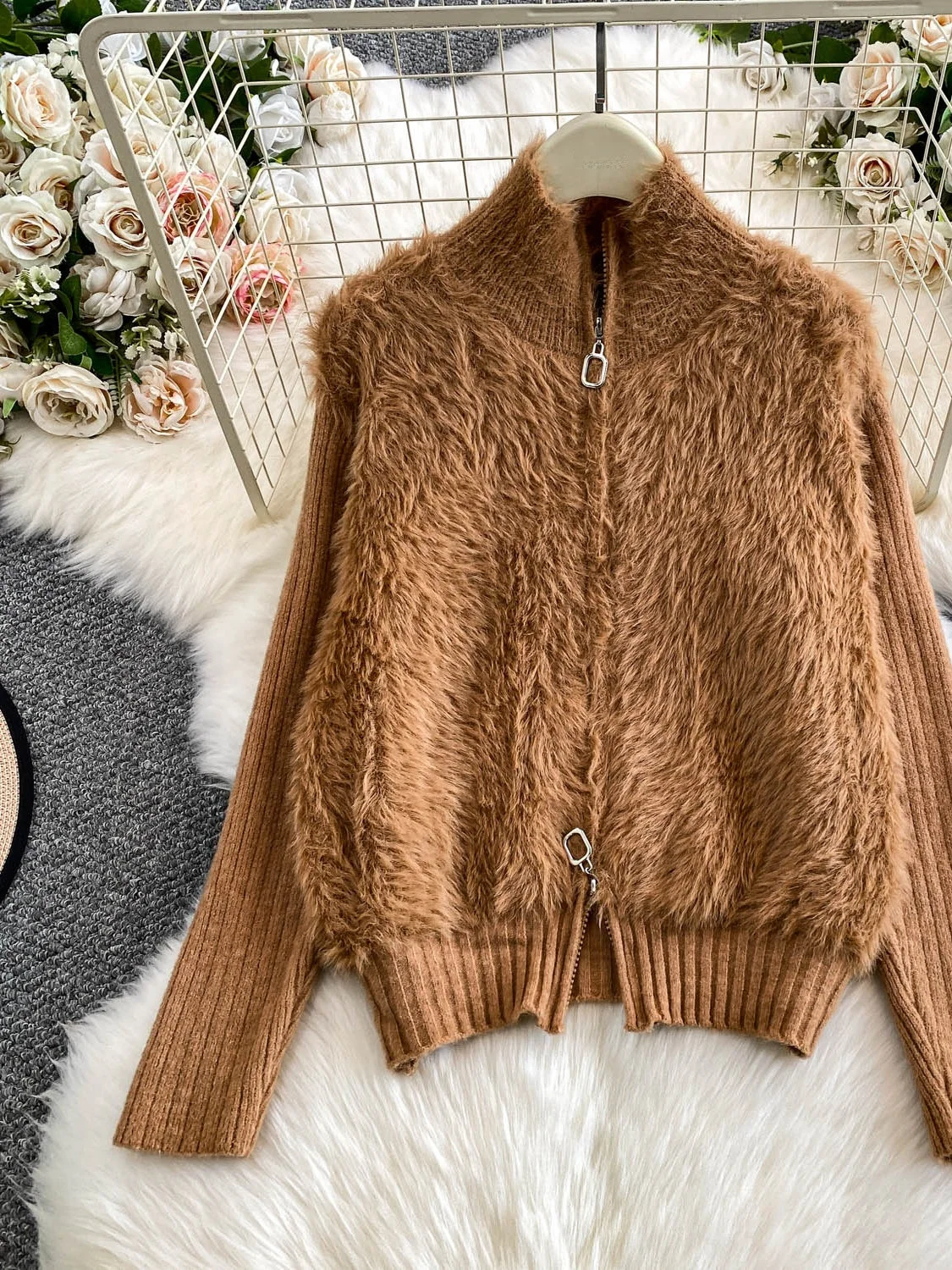 

Коричневая теплая женская зимняя куртка из трикотажа с меховой отделкой и воротником на молнии, облегающего кроя, стильная, с элементами вязаного трикотажа