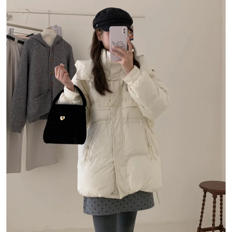 2022 Herbst/Winter Neuankömmling Damen locker sitzende, schlankmachende, modische, vielseitige, verdickte Daunenjacke mit Knöpfen