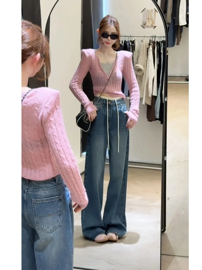 

Модный женский комплект из двух предметов: вязаный свитер с высокой талией и облегающие джинсы в ярких цветах для осени