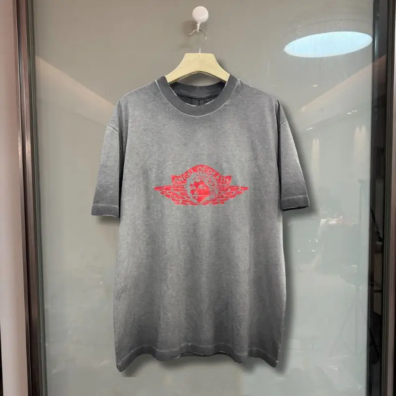 

Vinatge Hiphop Street Washed Grey Saint T-shirts Red Angel Print Diagonal Letters Round Neck Tops Casual Men Women Short Sleeve