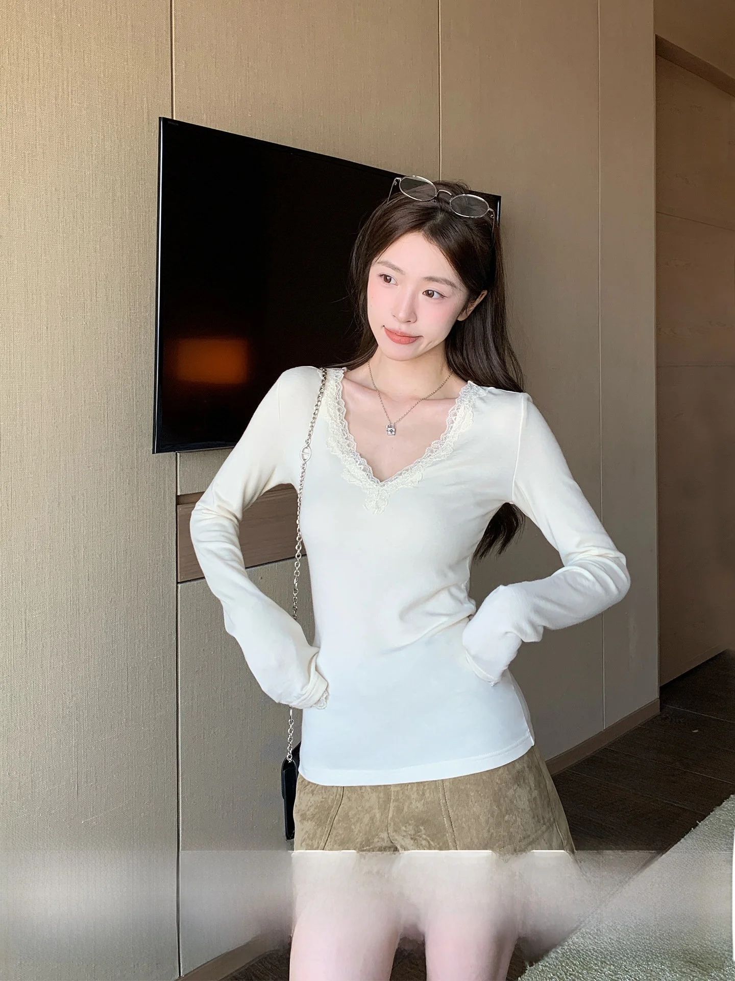 

Женская базовая футболка Morning Bloom с кружевной отделкой, V-образным вырезом и длинными рукавами, облегающая, для осенне-зимнего сезона