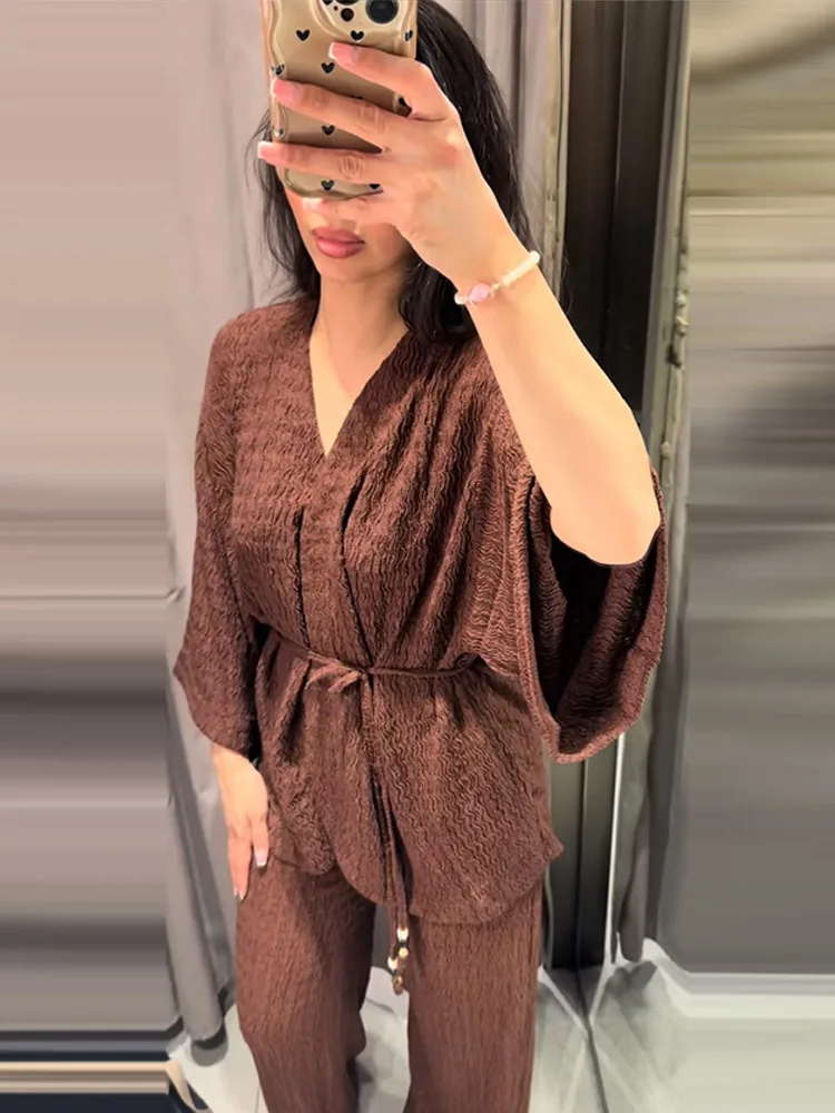 Texturiertes Spitzen-Oberteil mit V-Ausschnitt und Schnürung, Hosenanzüge für Damen, sexy Oberteile mit Fledermausärmeln und geraden Hosen mit hoher Taille, bezaubernde Damen-Outfits – Detail 22