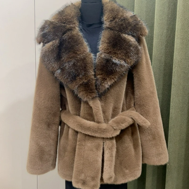 المرأة تقليد السمور دعوى طوق حزام ملابس خارجية دافئة 2026 الخريف/الشتاء نمط جديد موضة الفراء المتكاملة منتصف طول سترة