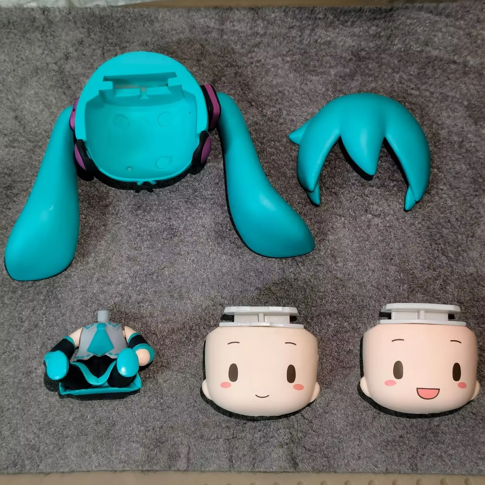8CM Hatsune Miku Q-versione Doppia Espressione Seduta Anime Action Figures Fatti a Mano Custodia da Desktop Decorazione Ornamento Regalo