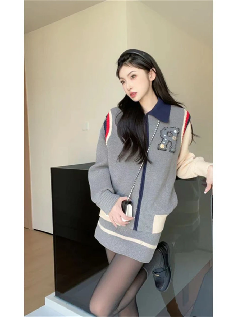 

Уникальный красивый вязаный комплект-костюм (свитер и куртка) для женщин: зимняя модная верхняя одежда с цветовыми блоками, коротким рукавом и молнией.