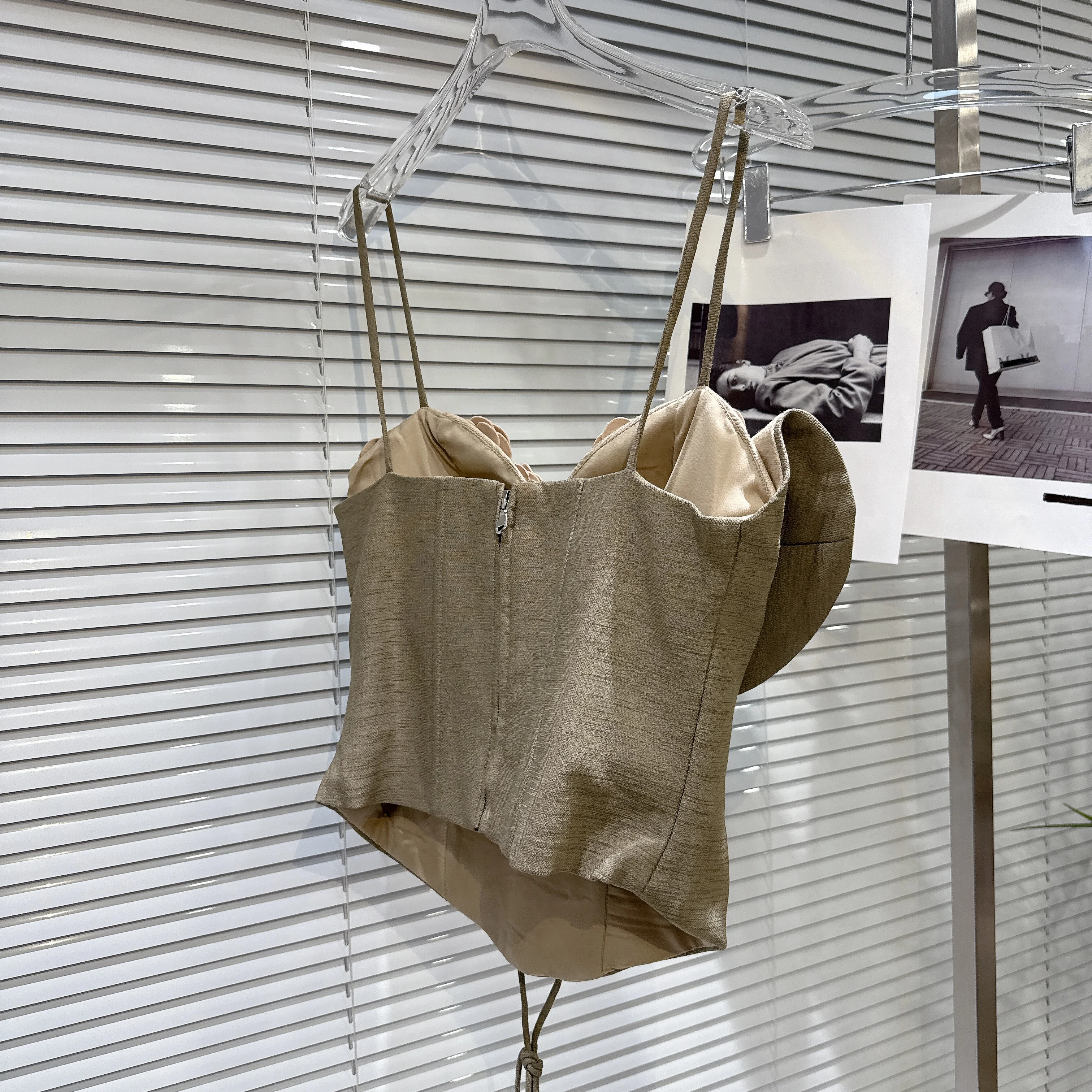 2025年夏新作 アメリカンストリート 立体フラワー ベベルエッジ ストラップ スリングベスト 伸縮性 スリム ノースリーブベスト クロップトップス