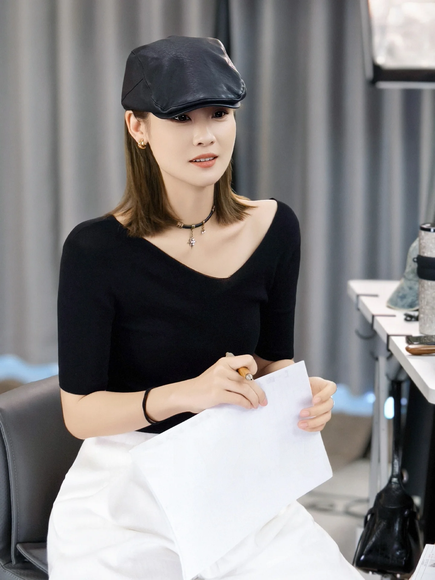 

Женский летний топ Meiyang Slim Fit из трикотажа с шелком и лиоцеллом, эластичный, с коротким рукавом и V-образным вырезом, повседневный, модный