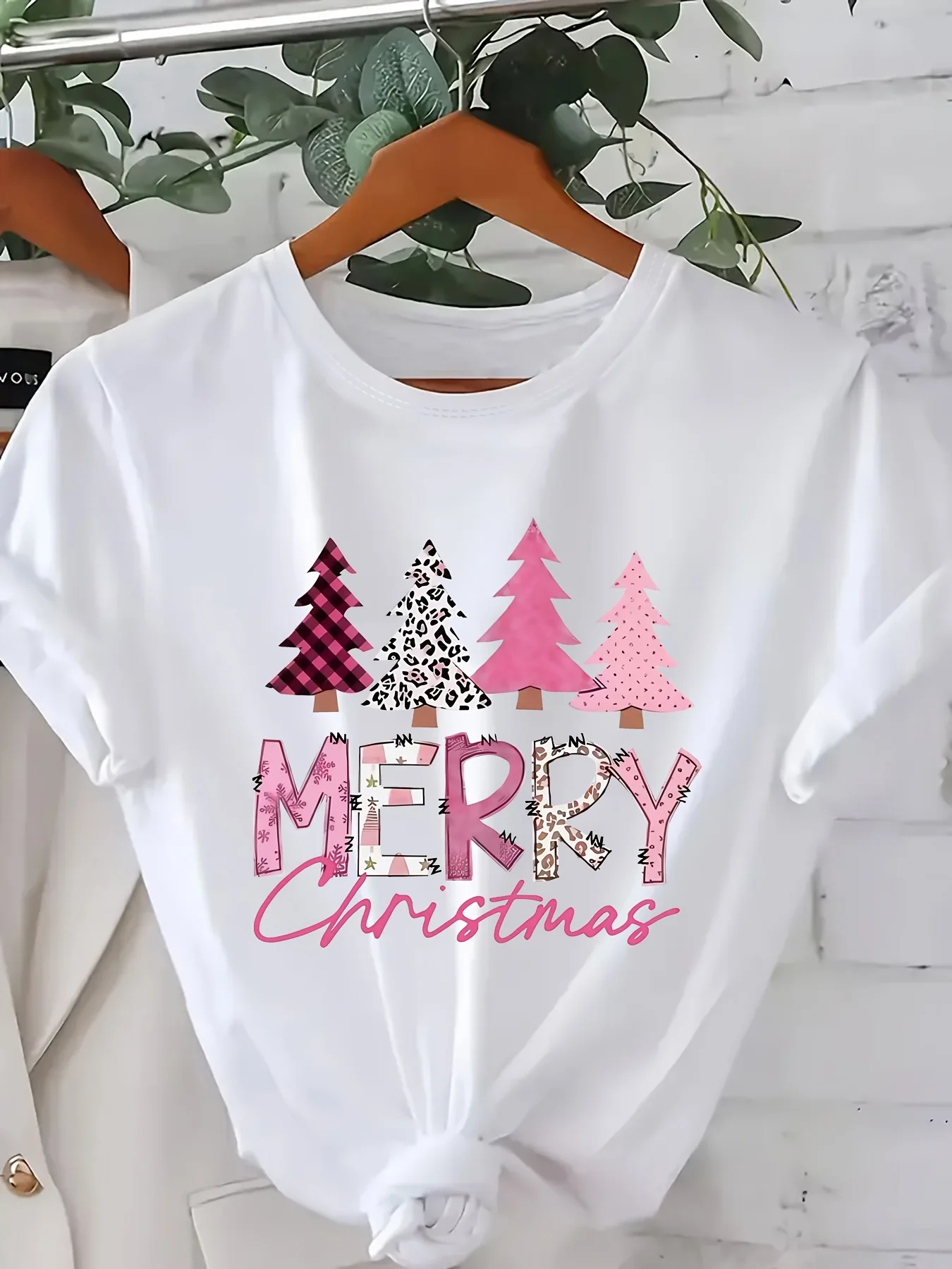

Women Christmas Graphic Festive Leopard Tree Design with "Merry Christmas" Print Harajuku Short Sleeve Casual Aesthetic Clothes