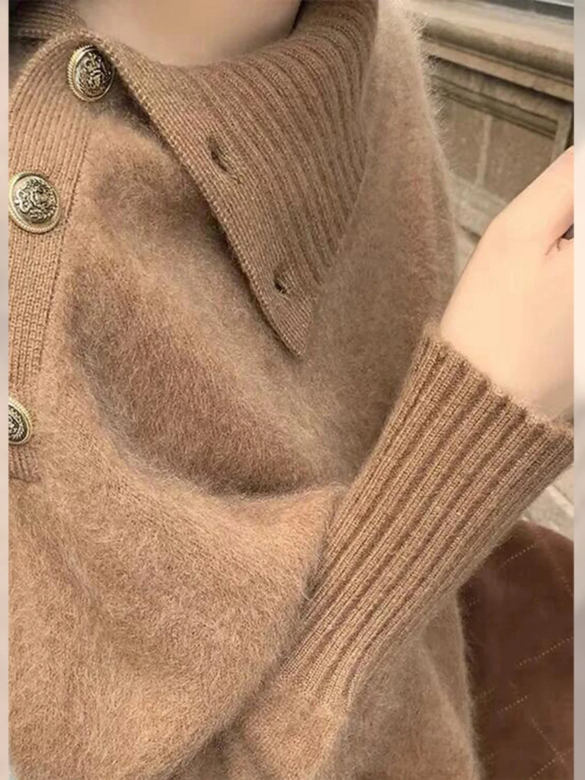 Modny, miękki sweter w kolorze kawy, idealny na co dzień, nowość na zimę 2025, uniwersalny, wygodny i przytulny sweter z dzianiny.