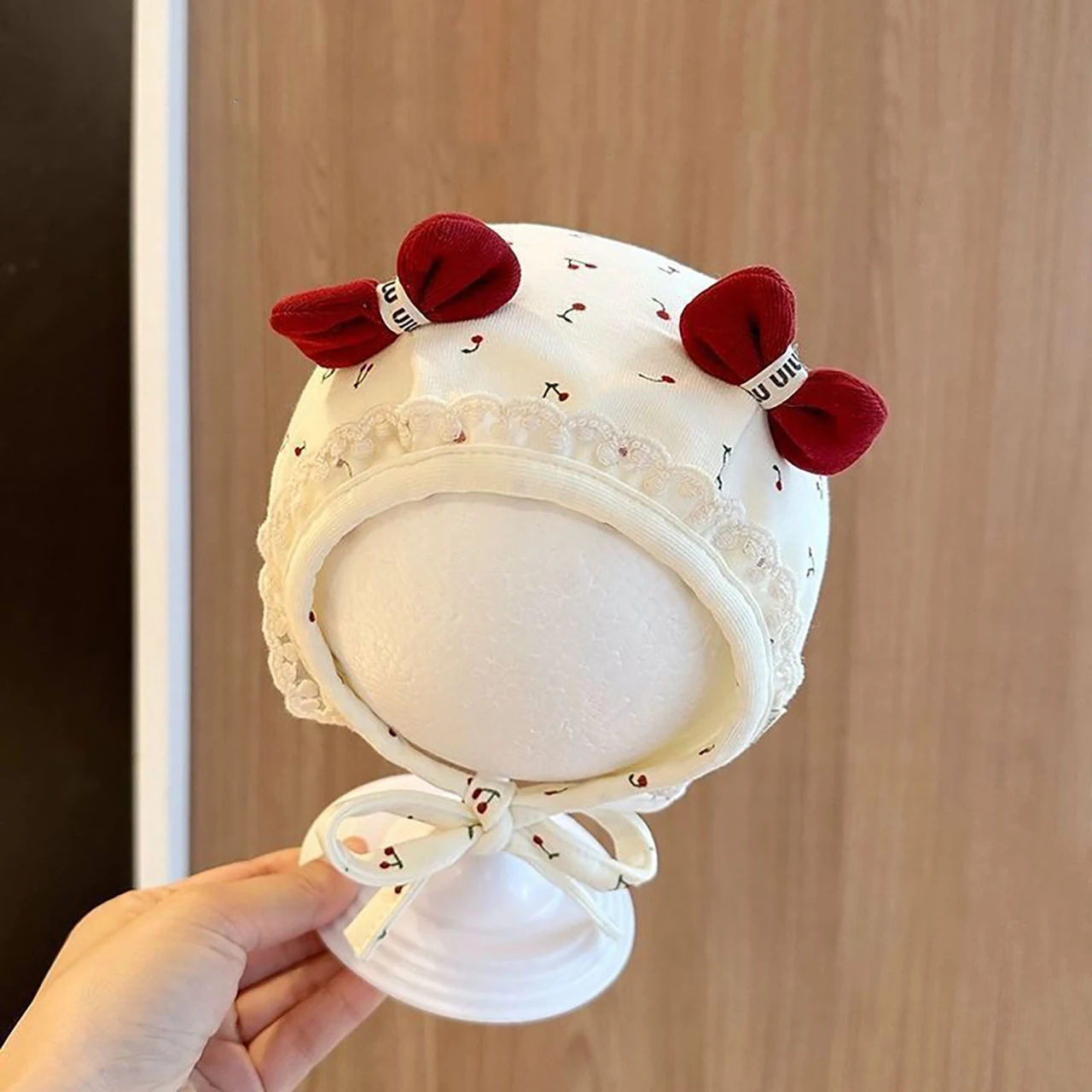 

Красный бант, детская защитная шапка для ушей, милый кружевной головной убор принцессы с вишневым принтом, шапочка с галстуком для девочек, весенне-осенняя шапочка для новорожденных, От 0 до 8 месяцев