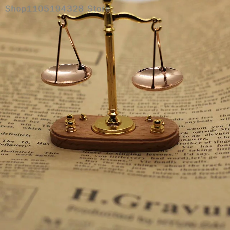 [FN] موازين توازن عتيقة صغيرة ملحقات مصغرة نموذج مقياس العدالة العتيقة ديكور منزلي رائع هدية للأطفال