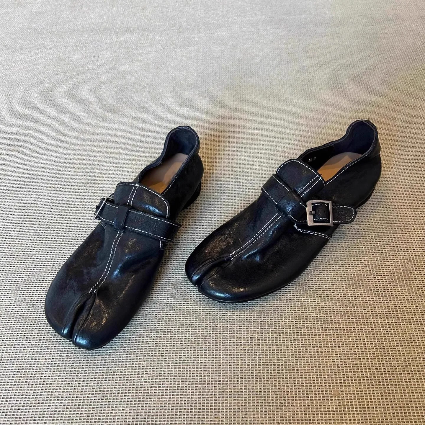 Women's shoes single-strap slip-on leather with a deep opening and a washed leather split toe