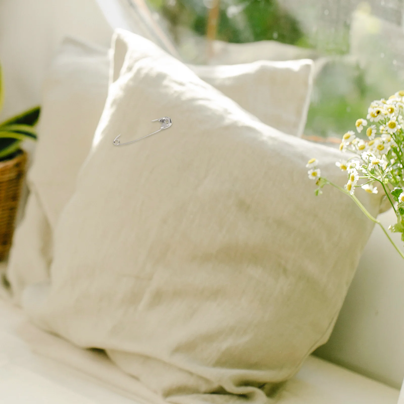 

220 pcs Safety Pins Set 6 Sizes Compact Storage Box Durable Alloy Brooches For Clothing Diy Fashion Accessory Multipurpose