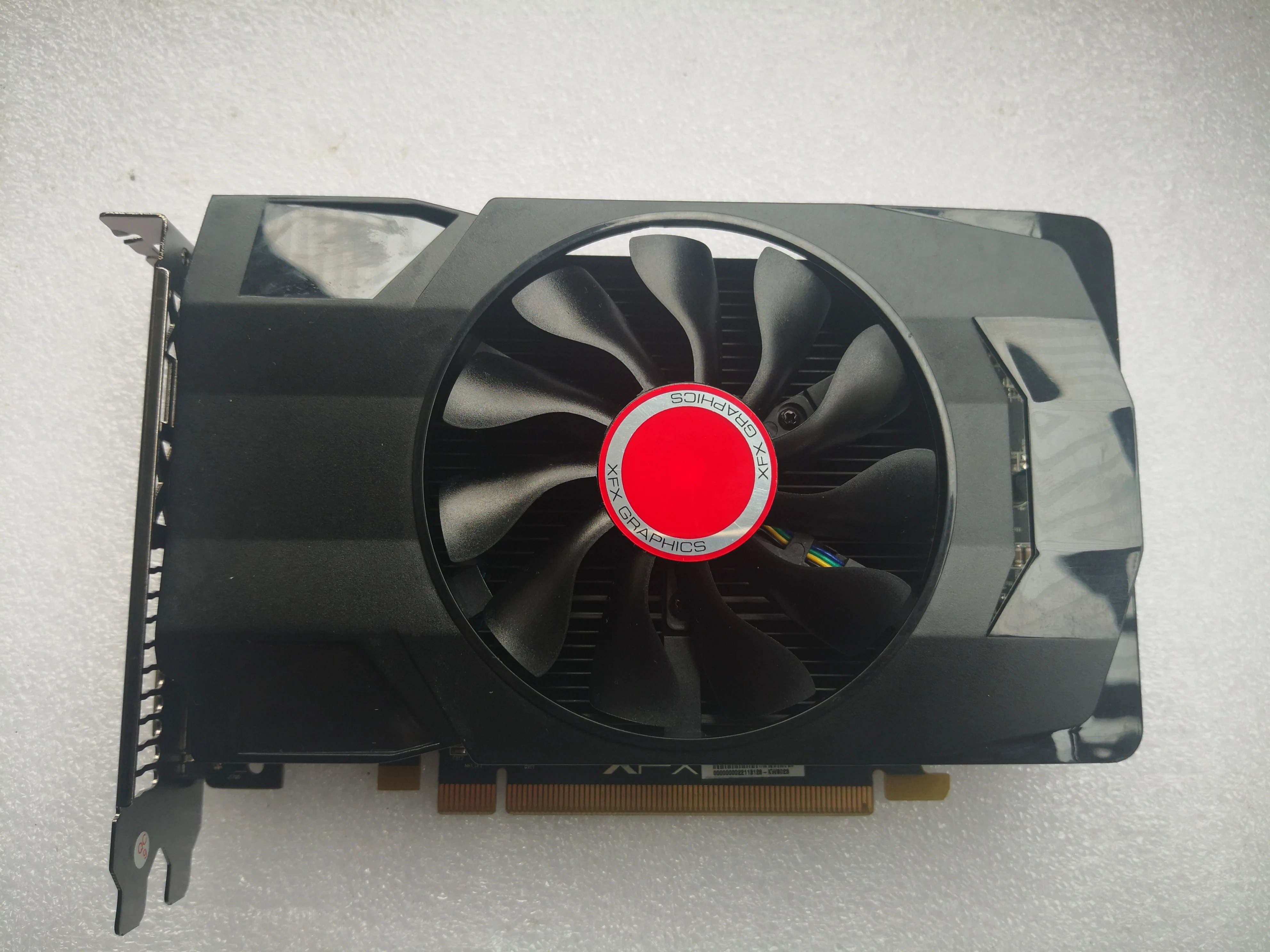 Видеокарта XFX Radeon RX560 4 ГБ GDDR5 с разъемами DP, HDMI, DVI