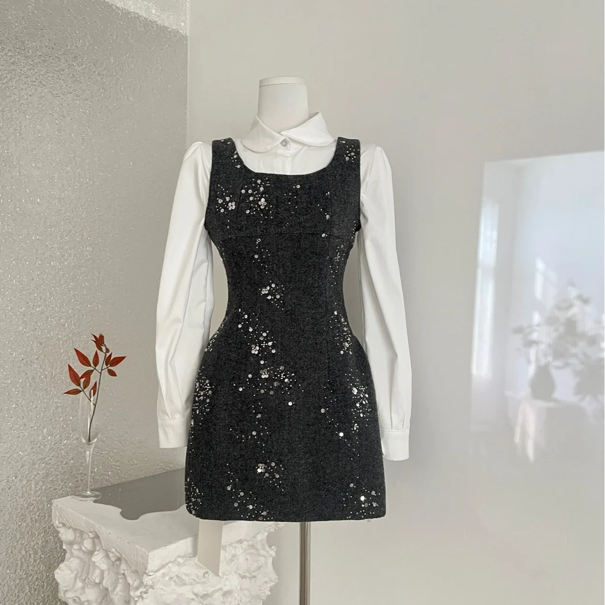 

Глянцевый комплект из топа и брюк с пайетками и вышивкой, облегающий силуэт, для женщин, для повседневной носки, зимняя коллекция, модный, стройнящий