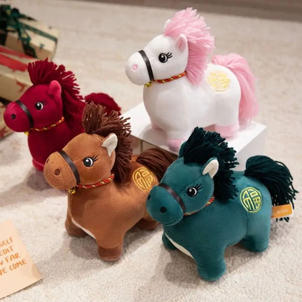 Figura de caballo del zodiaco del año 2026, estampado de letras, caballo realista, Animal relleno, muñeco de caballo decorativo de peluche suave
