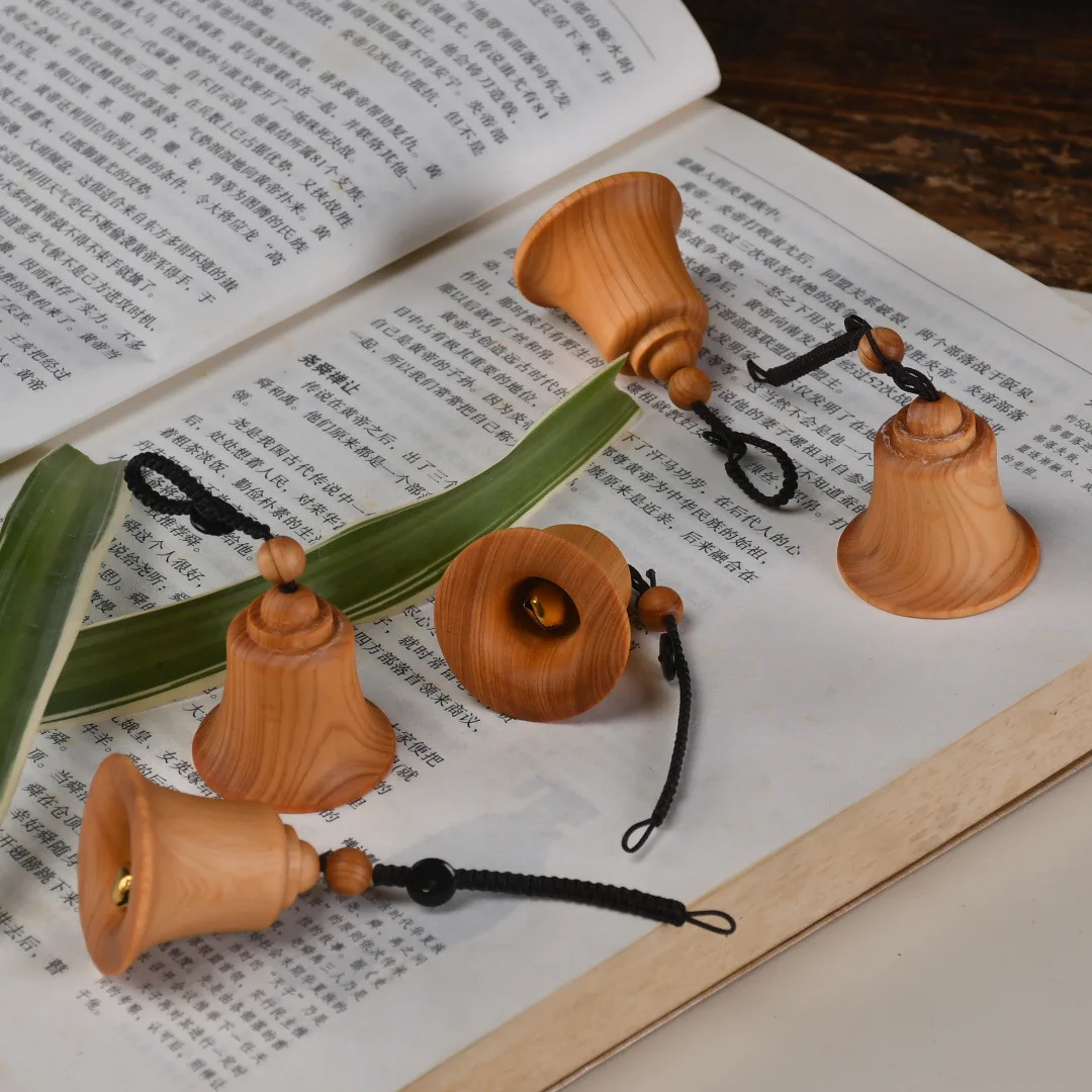 Ozdoby z dzwonków z litego drewna Miniaturowe ręcznie robione zawieszki z dzwonkami Rzemiosło Dzwonki wietrzne do samochodu Małe akcesoria Spersonalizowane drewniane prezenty