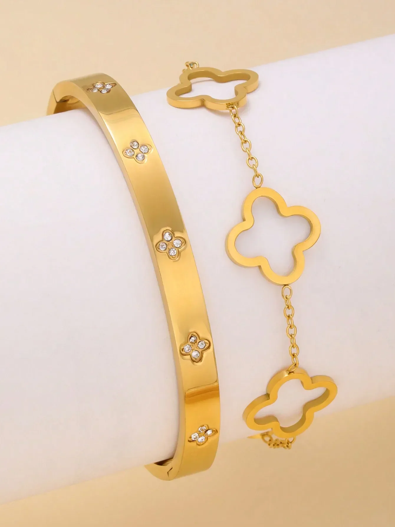 Europe and the United States stainless steel bracelet female fashion simple does not lose colour four-leaf nail bracelet spot