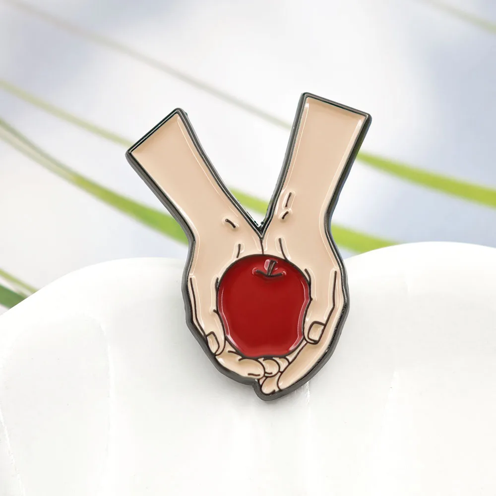 Die Twilight-Saga Emaille-Pin Hände, die einen roten Apfel halten, Buchumschlag-Broschen, Kolektion für Filmfans, Anstecknadeln, Schmuckgeschenk für Schüler – Detail 8