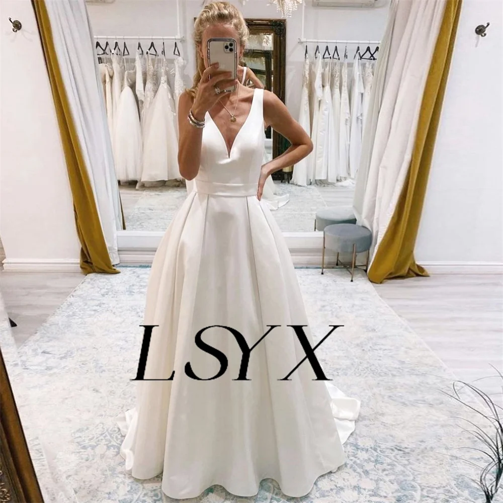 Lsyx einfache V-Ausschnitt ärmellose Falten Satin A-Linie weiß Brautkleid Open Back Court Zug Brautkleid nach Maß