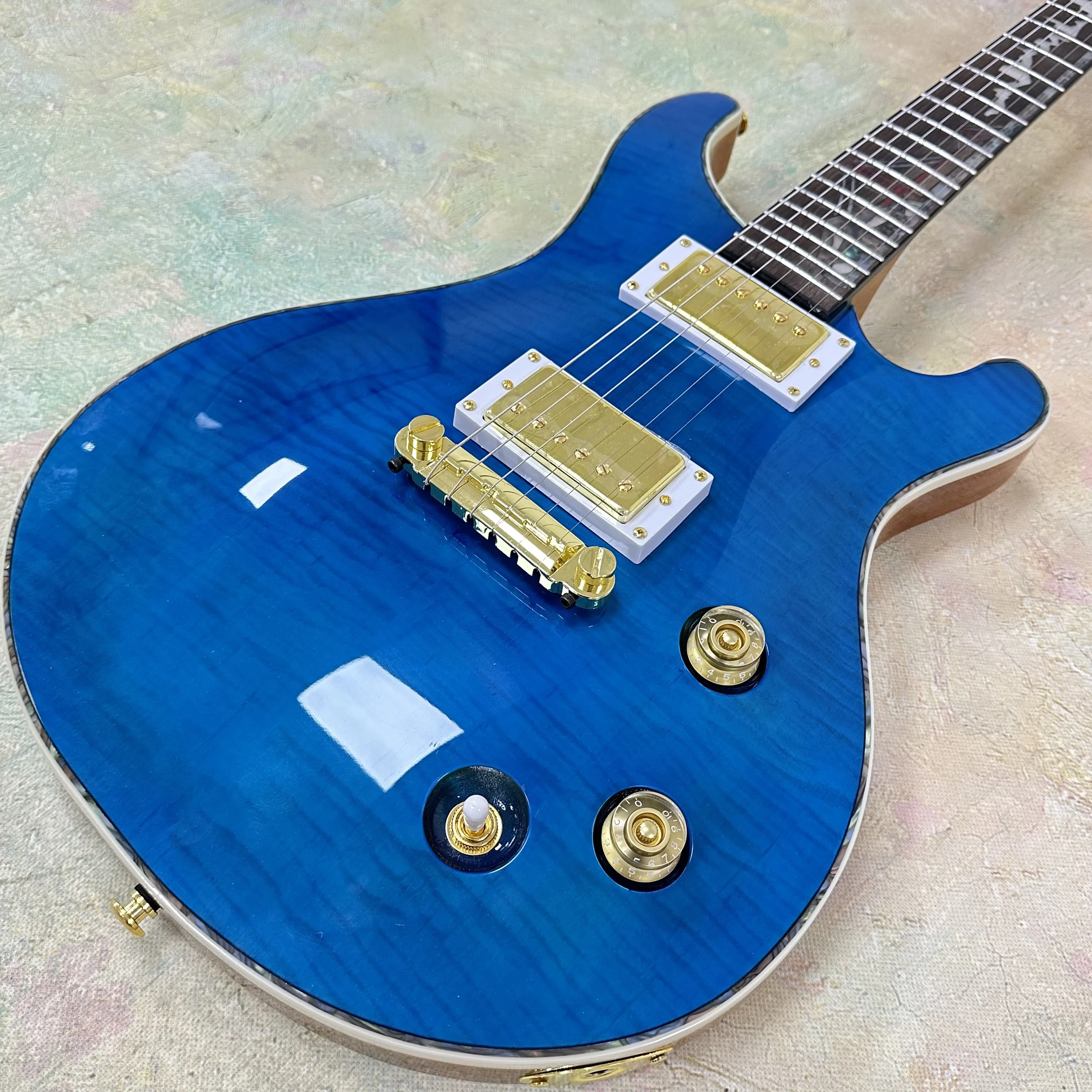 Guitarra eléctrica azul con pastillas H-H, herrajes dorados e incrustaciones de pájaro en venta. Entrega rápida. Regalo con temática de guitarra eléctrica. Envío gratis.