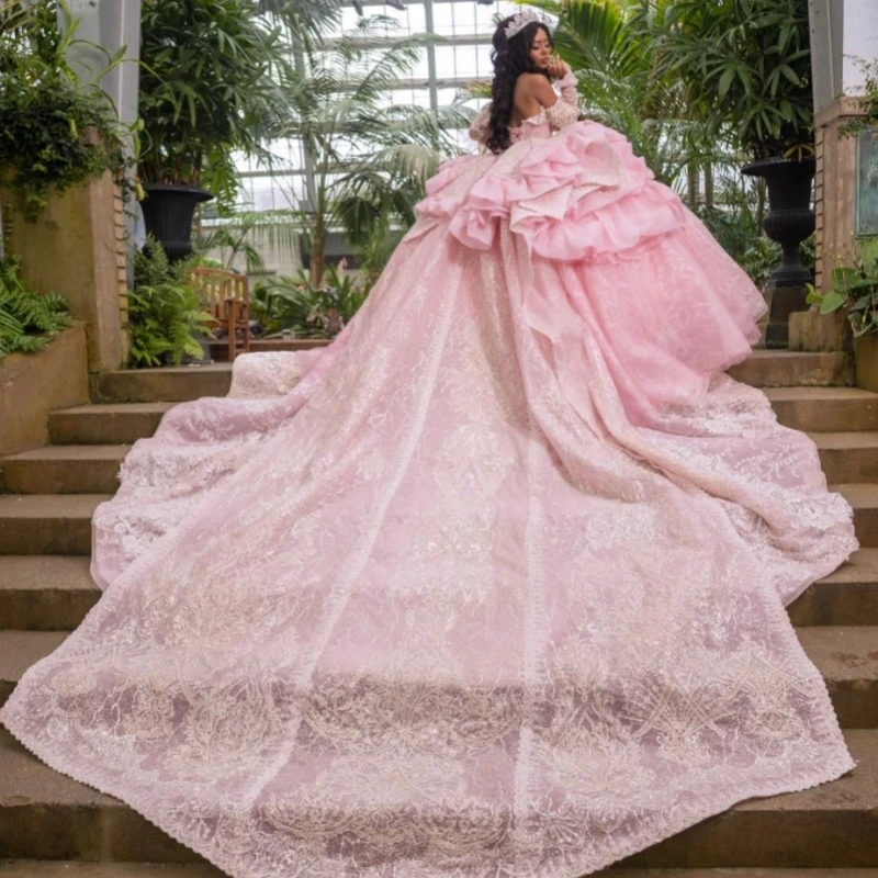 فساتين Quinceanera مخصصة باللون الوردي الفاتح اللامع قبالة الكتف كريستال ترتر زين ذيل طويل القوس فيستدو 15 Quinceanera