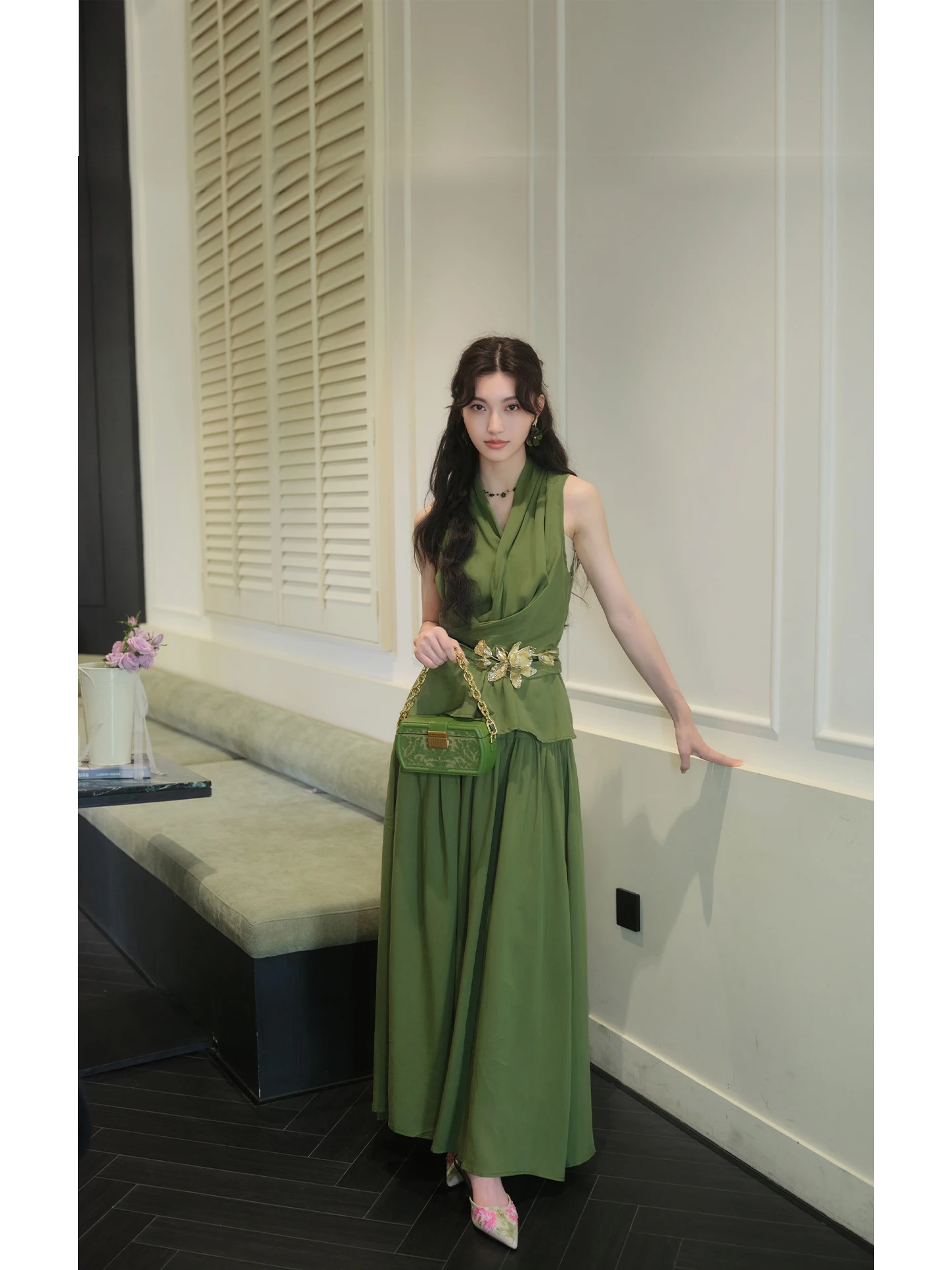 

Удобный топ с глубоким V-образным вырезом и поясом на талии, в комплекте с подходящей юбкой в ретро-стиле от Peter Pan Uncle