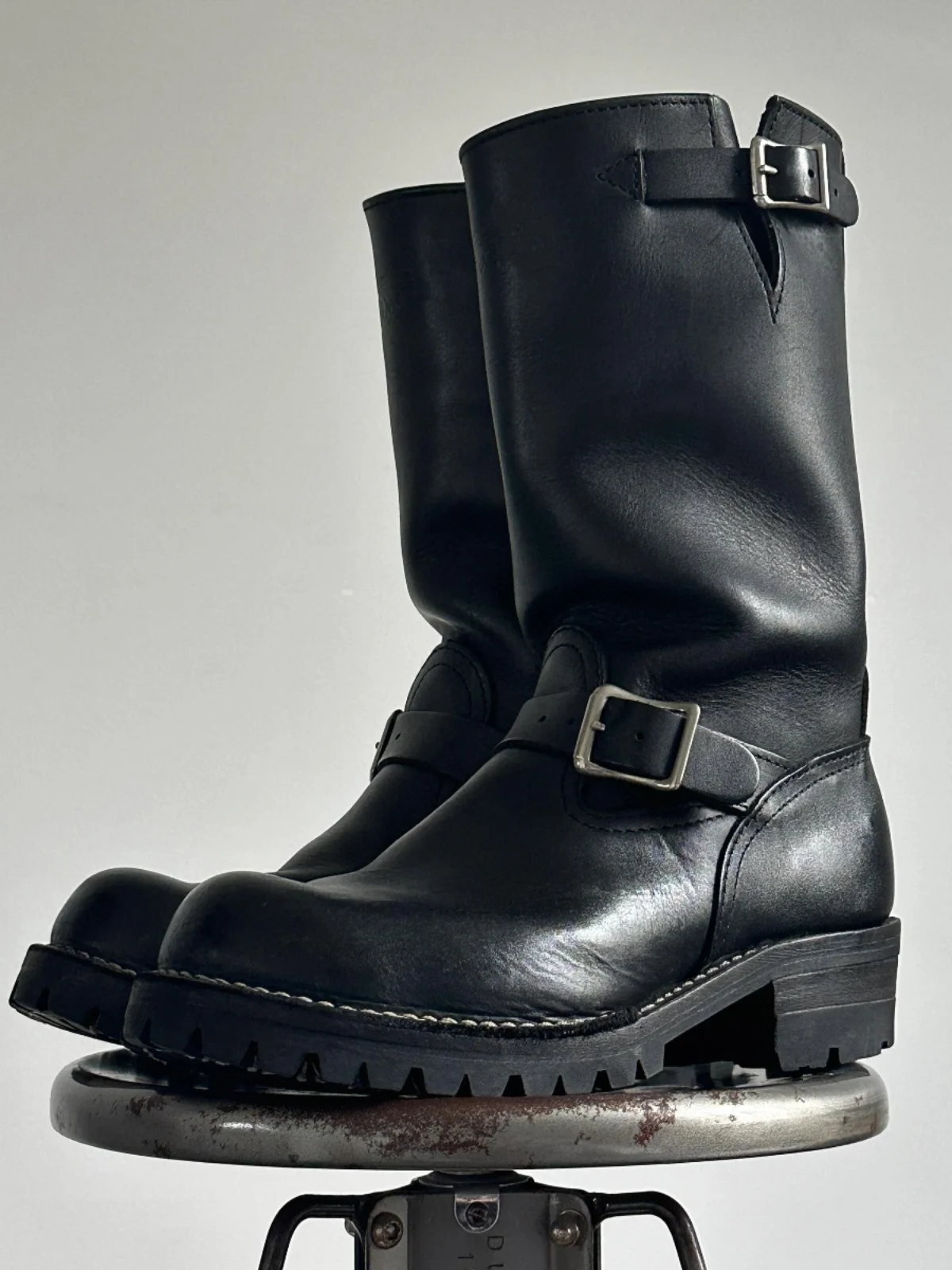 

Retro American Motorcycle Boots Men's Dark Knight Chelsea Boots Work Boots Mid-Calf Engineer Leather Boots Belt Buckle