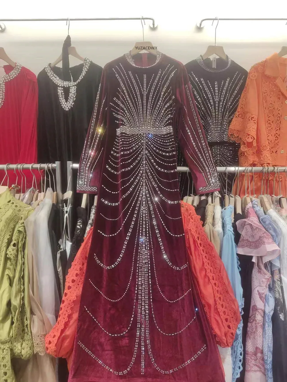 2025 New O-neck Long Sleeve Velvet Dresses, Elegant Temperament, Hot Diamond, French Style, Retro Style, Early Spring