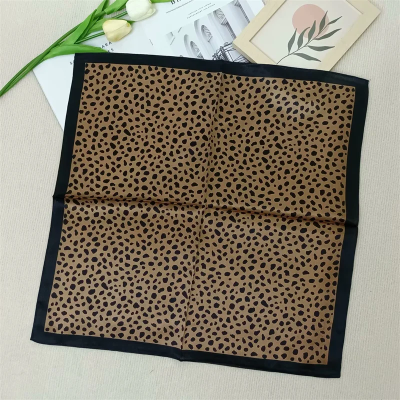 Sommer 100% Reine Seide Quadratischer Schal Damen Klassisches Leopardenmuster Bandana Halstuch Haarschal Stirnband Taschenaccessoire Luxusgeschenk – Detail 7