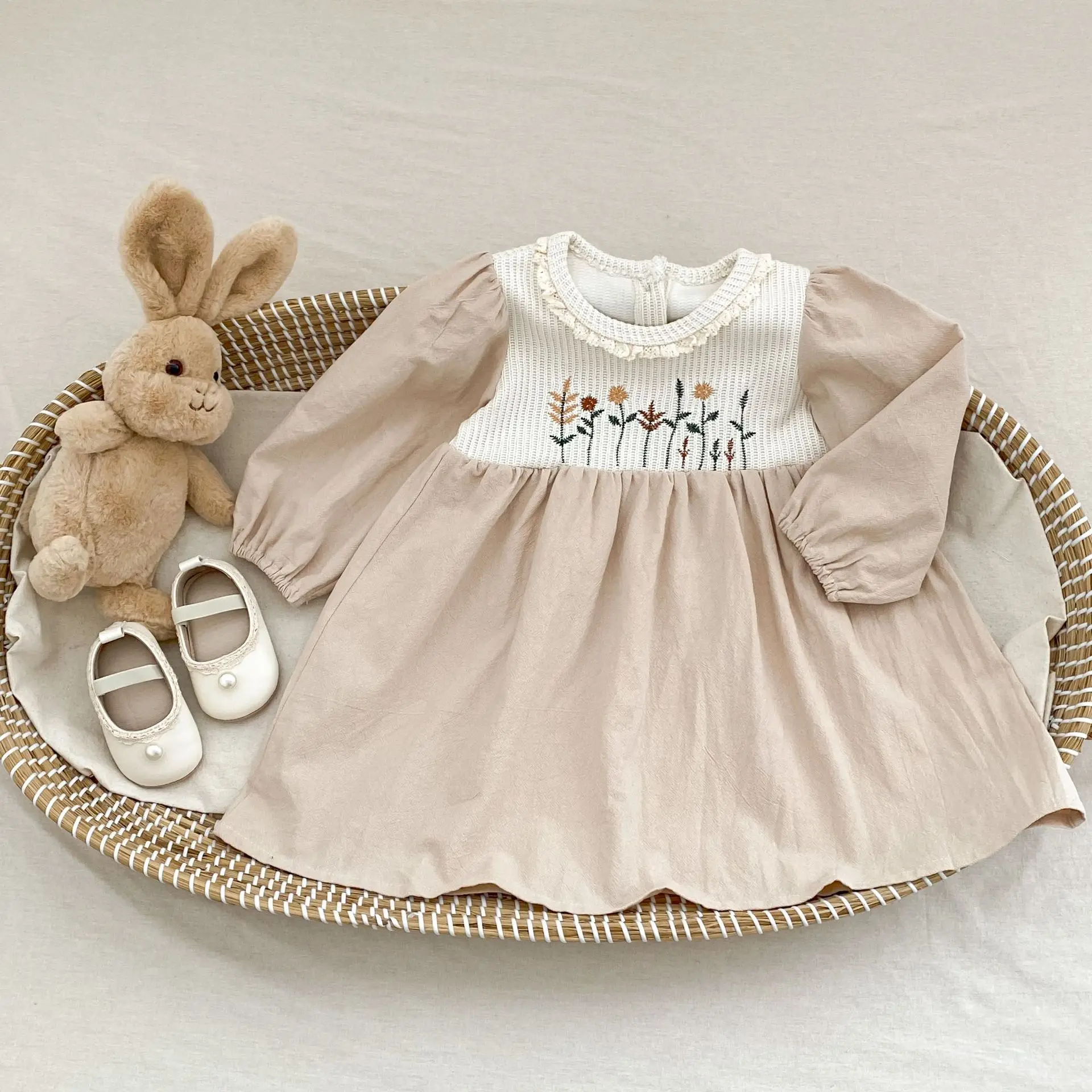 

Новая осенняя одежда для младенцев от 0 до 3 лет, изысканное вязаное лоскутное платье с вышивкой и длинными рукавами