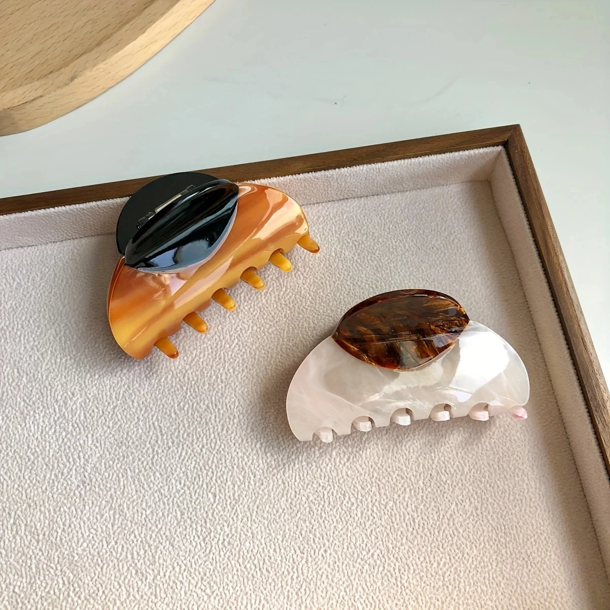 قطعة واحدة من مشبك الشعر الفرنسي الأنيق ذو اللونين مع تصميم من الحبوب الخشبية والرخام مثالي لمشابك الشعر اللطيفة للاستخدام اليومي غير الرسمي