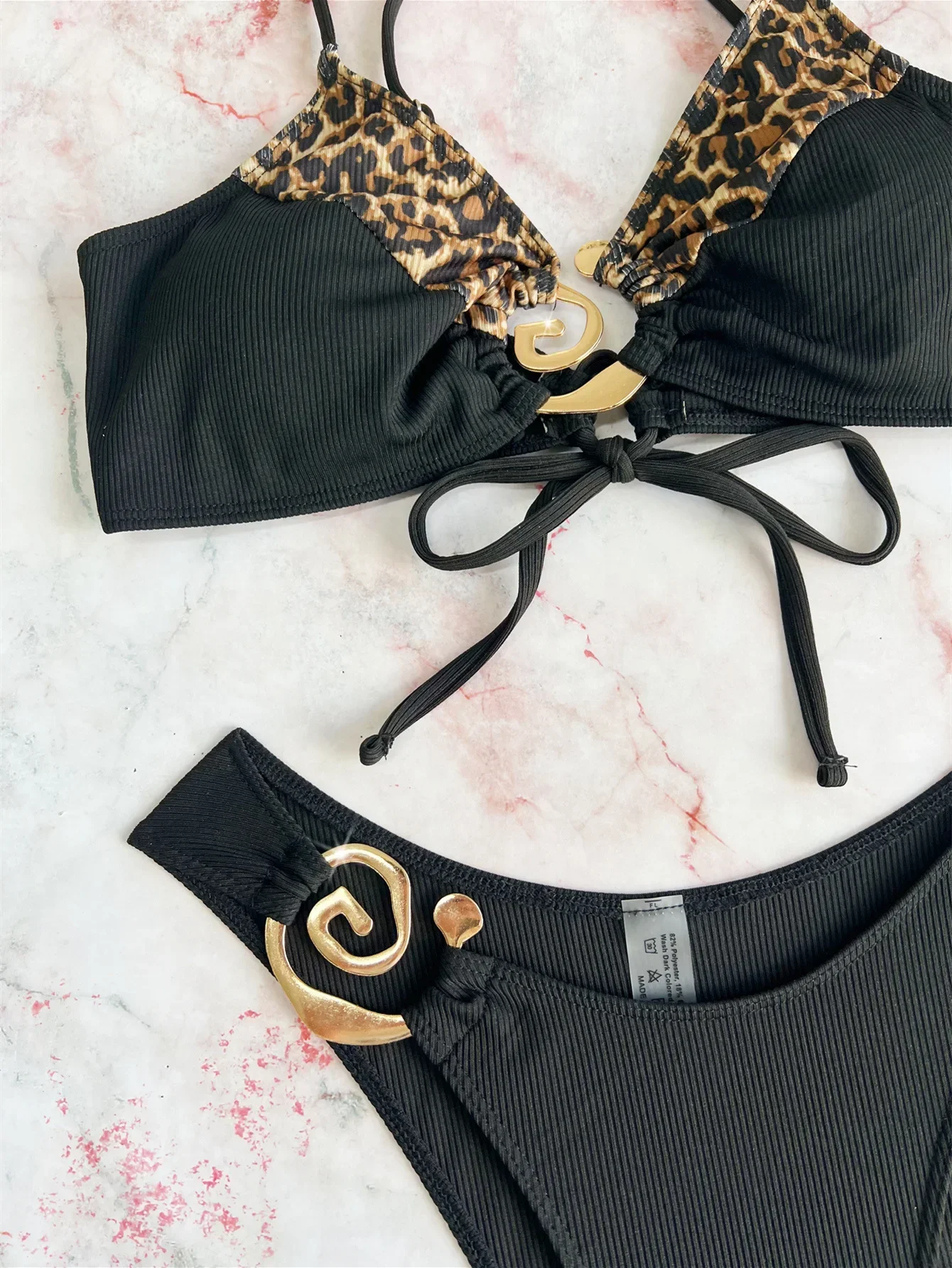 Traje de baño Sexy de dos piezas con retales de leopardo para mujer, accesorios de Metal, conjunto de Bikini hueco con tirantes y espalda descubierta, traje de baño para vacaciones en la playa