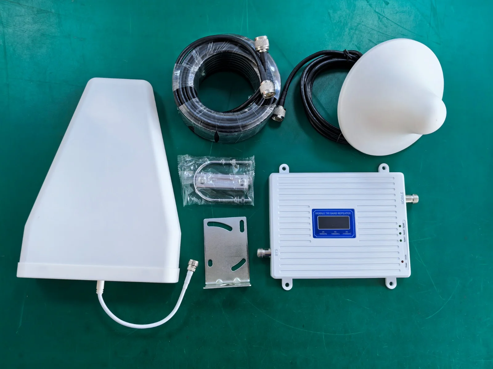 Hot Selling 2G 3G 4G 900 1800 2600Mhz Tri Band Mobile Phone Signal Network Repeater / Booster / Signal Amp lifier