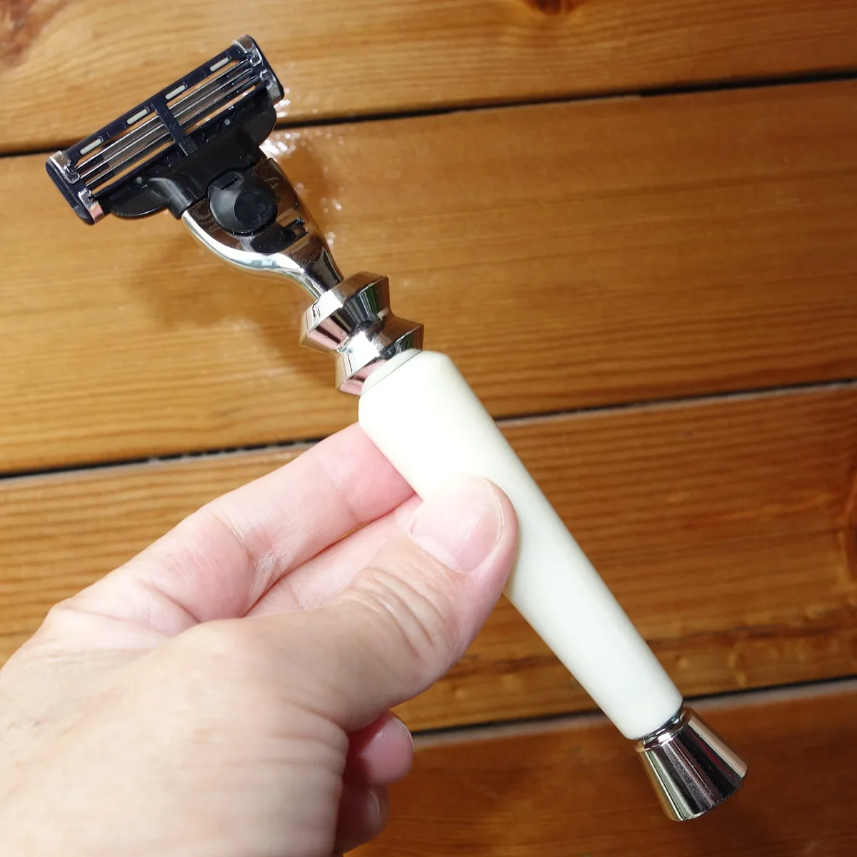 iRAZOR Classic Mach 3 Safety Razor Manual Ivory Resin Face Shaver for Men And Women with Replaceable Blade Hair Removal Tool