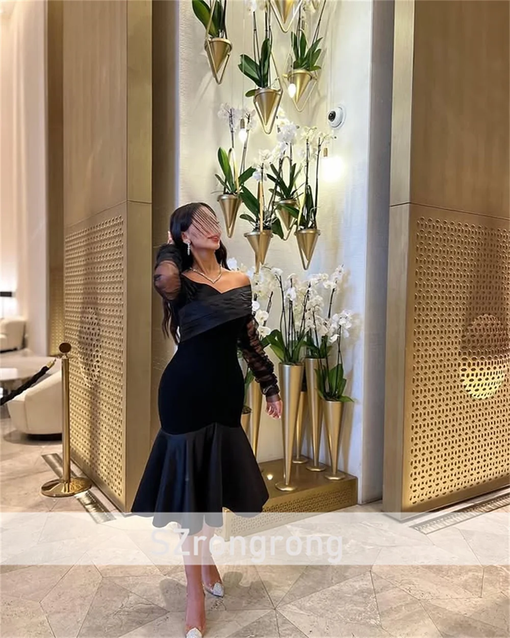 Vestido de noche sencillo plisado de satén con hombros descubiertos, manga larga de ilusión, sin espalda, largo hasta el té, vestido de graduación para novia personalizado